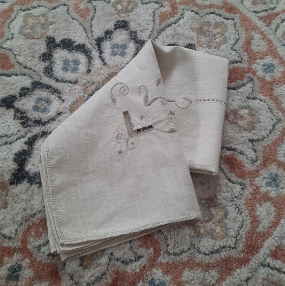 Vintage linen embroidered small tabel cloth. - Picture 1 of 10